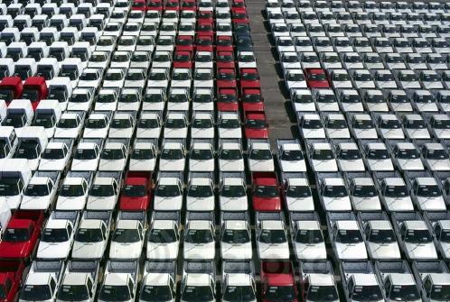Carros produzidos em fábrica no Brasil aguardam para serem levados as concessionárias