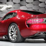 stand montadora Chrysler exibe as formas do novo Viper SRT no salao de nova york 2012 traseira