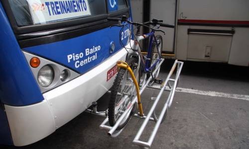 onibus-em-sao-paulo-tem porta bikes instalado na parte frontal foto 3