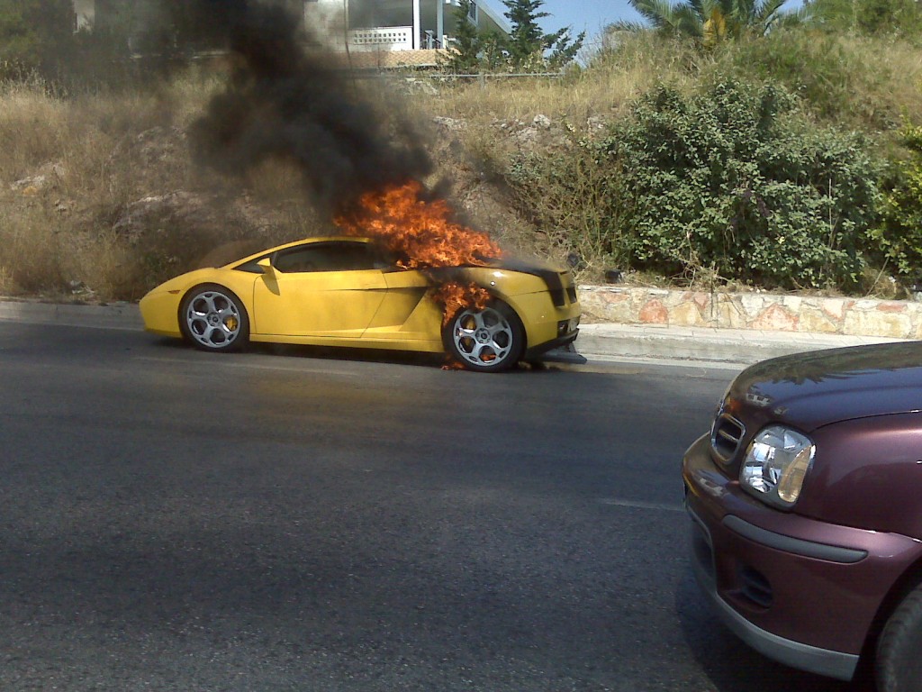 lamborghini-gallardo-pegando fogo na grécia