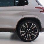 peugeot urban crossover conceito da marca é exibido no salão de pequim 2012 detalhe da roda traseira