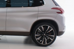 peugeot urban crossover conceito da marca é exibido no salão de pequim 2012 detalhe da roda traseira