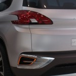 peugeot urban crossover conceito da marca é exibido no salão de pequim 2012 detalhe da tampa traseira