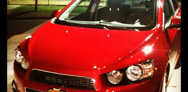 Novo Sonic 2012 da Chevrolet - modelo vermelho que começa a ser vendido em junho com festa no lançamento oficial na segunda feira