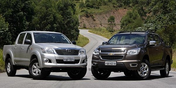 PICAPES SÃO PAULO 09/03/2012 - JORNAL DO CARRO - COMPARATIVO CHEVROLET S10 FLEX MANUAL X TOYOTA HILUX FLEX AUTOMÁTICA.FOTO SERGIO CASTRO/AE