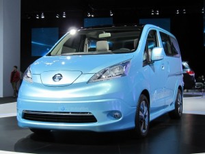 nissan-e-nv-200-minivan-eletrica-2012-que começa a ser produzida globalmente em barcelona