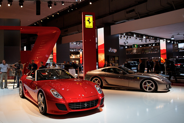 Estande da Ferrari no salao de paris 2010