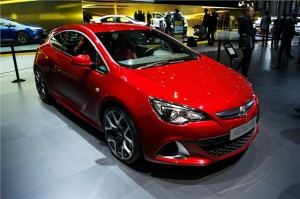 Astra GTC Turbodiesel Vauxhall 2013 vermelho detalhes da frente