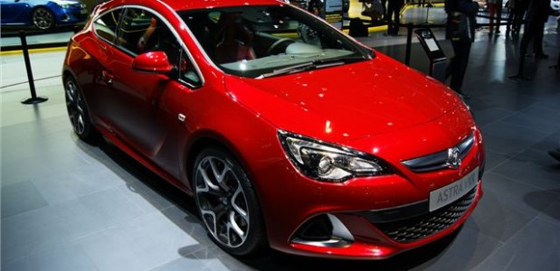 Astra GTC Turbodiesel Vauxhall 2013 vermelho detalhes da frente