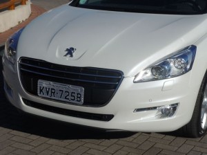 Novo Peugeot 508 branco detalhes da frente sedã de luxo que começa a ser vendido em junho a partir de 119 mil