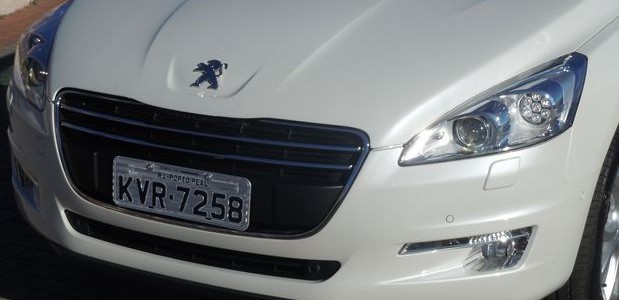 Novo Peugeot 508 branco detalhes da frente sedã de luxo que começa a ser vendido em junho a partir de 119 mil
