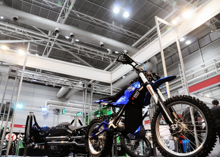 02-Pursuit-Moto movida a ar comprimido protótipo na oficina de criacao