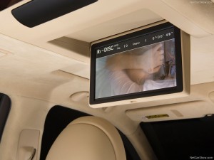 Lexus LS 460 2013 que estará no salão do automóvel de São Paulo detalhes do DVD de teto