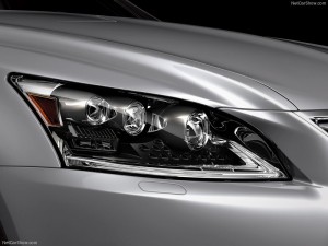 Lexus LS 460 2013 que estará no salão do automóvel de São Paulo detalhes do conjunto óptico frontal