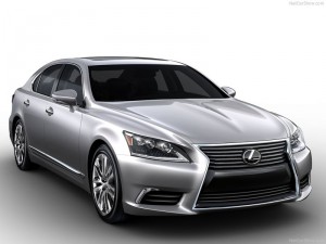 Lexus LS 460 2013 que estará no salão do automóvel de São Paulo frente