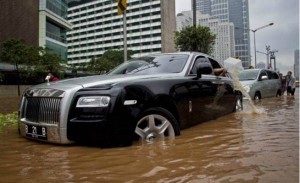 Rolls-royce-ghost-de-2-milhoes-e-destruido-em-enchente-tailandia-e-dono-usa-balde foto 3