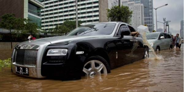 Rolls-royce-ghost-de-2-milhoes-e-destruido-em-enchente-tailandia-e-dono-usa-balde foto 3