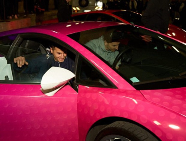 Carro de Ibrahimovic Nike homenageia altleta com lamborghini cor de rosa