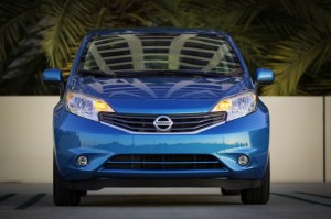 novo-nissan-versa-hatch-2013-azul-brasil