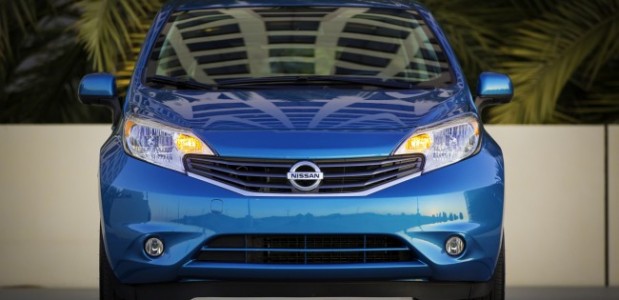 novo-nissan-versa-hatch-2013-azul-brasil