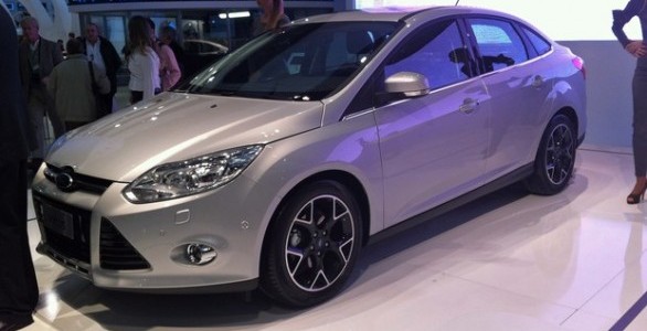 Novo ford focus 2014 versão hatch modelo prateado com rodas diamantadas  mostrado no salão de buenos aires 2013