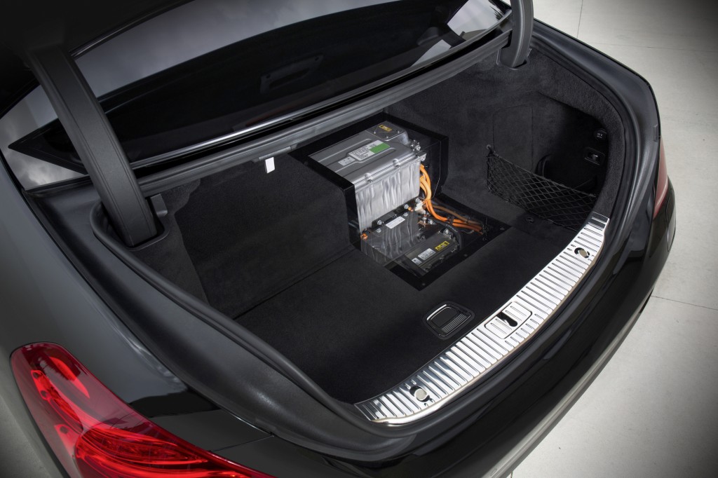 Mercedes S500 plug in híbrido que faz 100 km com 1 litro de combustível frankfurt 2013 foto porta malas com baterias