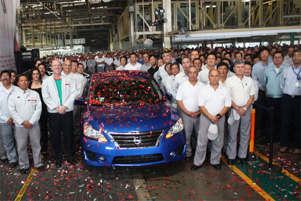 Imagens do primeiro Nissan Sentra modelo novo que tem sua produção vinda do México em foto de Setembro de 2012 Imagens do primeiro Nissan Sentra modelo novo que tem sua produção vinda do do México em foto de Setembro de 2012